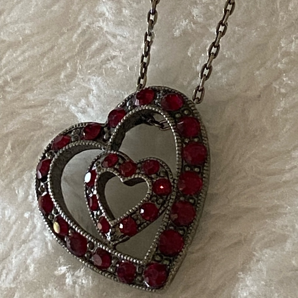 1928 Elegant Filagree Double Heart Rhinestone Necklace